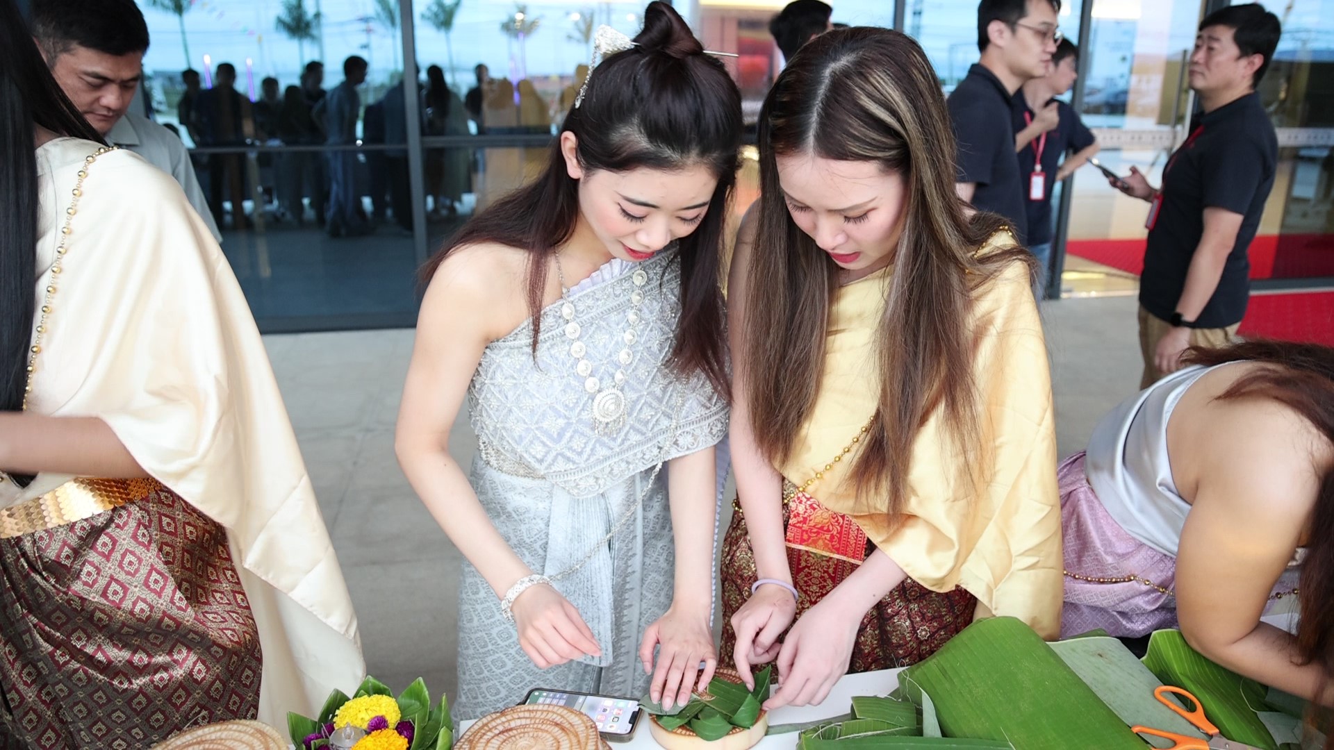 巧手翻飛，把歡樂折進水燈里